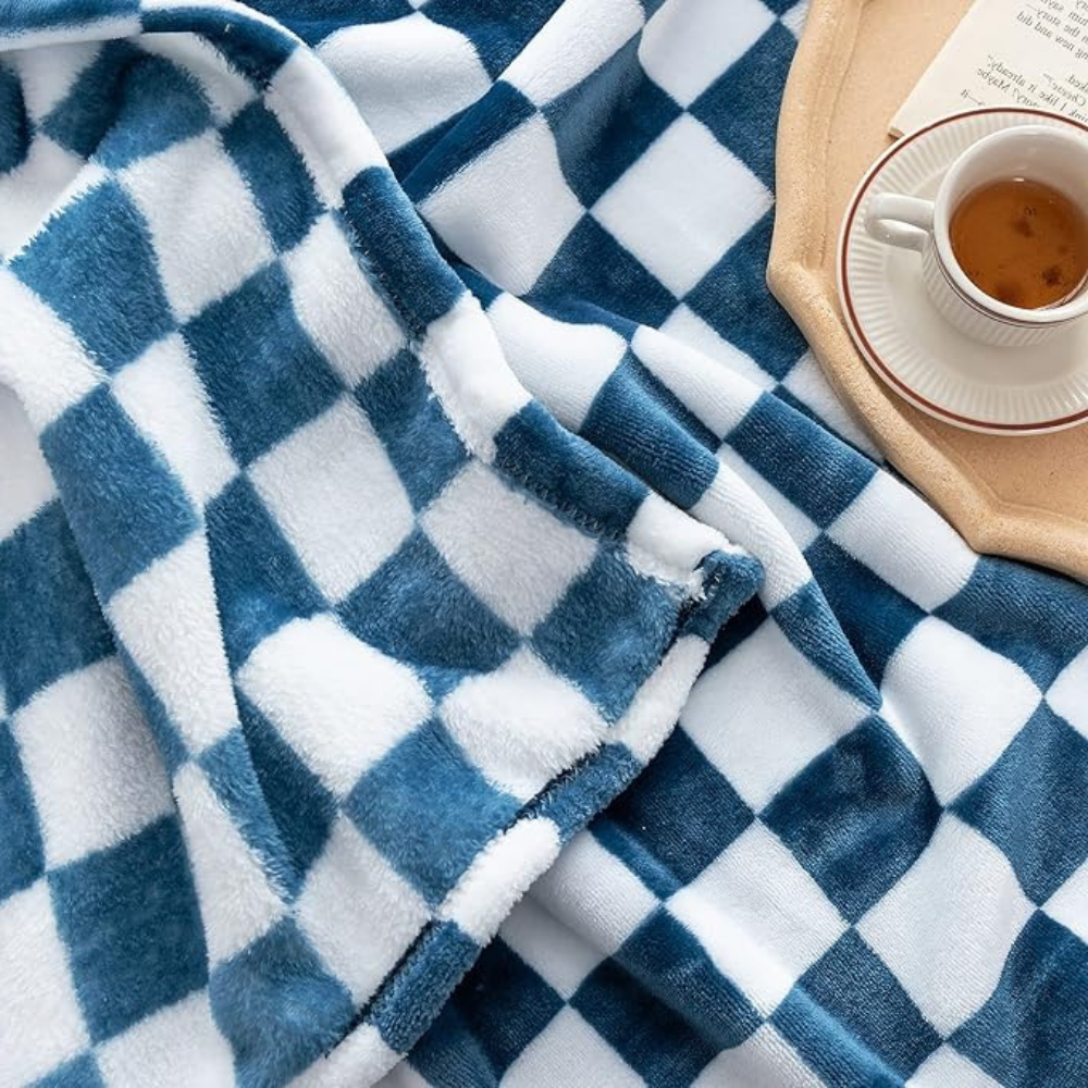 Avtoit | Stylish blanket in checkered pattern for your home