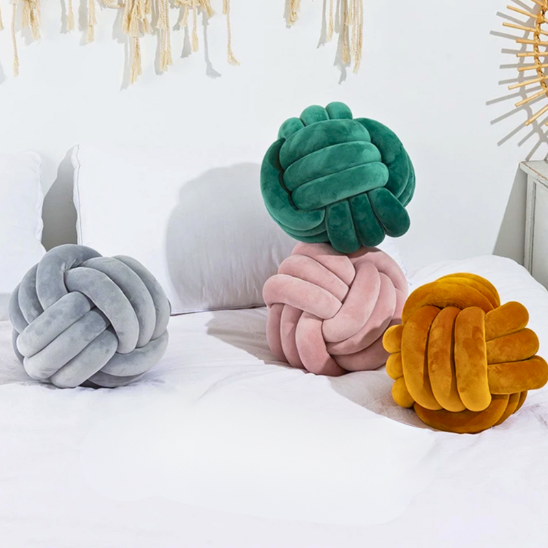 Avtoit | Scandinavian Knot Cushion made of Velvet