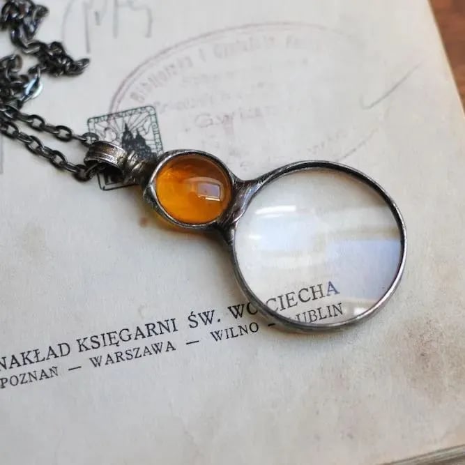 Avtoit | Necklace with magnifying pendant