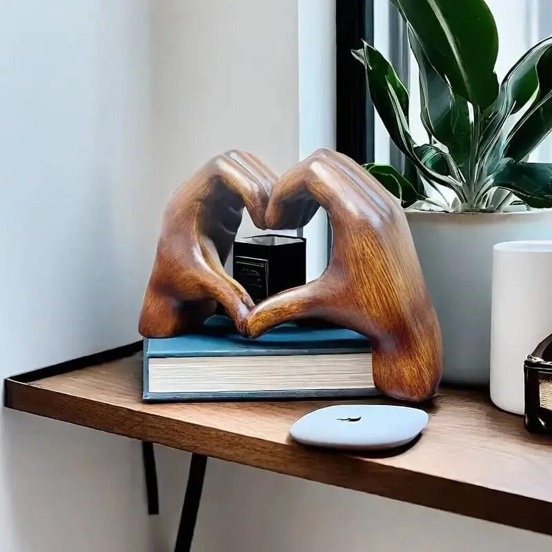 Avtoit | Heart Statue