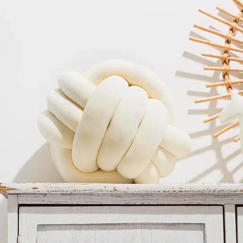 Avtoit | Scandinavian Knot Cushion made of Velvet
