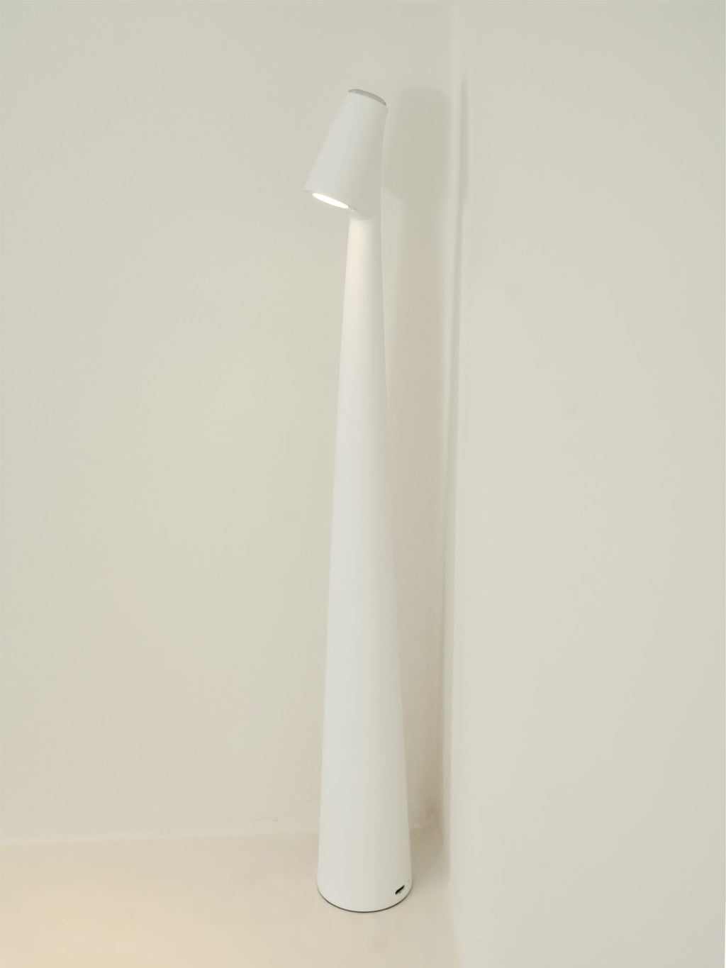Avtoit | EcoLight – Energy-Efficient Rechargeable Desk Lamp