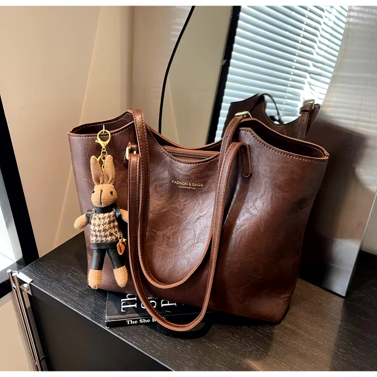 Avtoit | Mirella | Classic Women’s Shopper Bag with Charm – Elegant, Spacious & Timeless