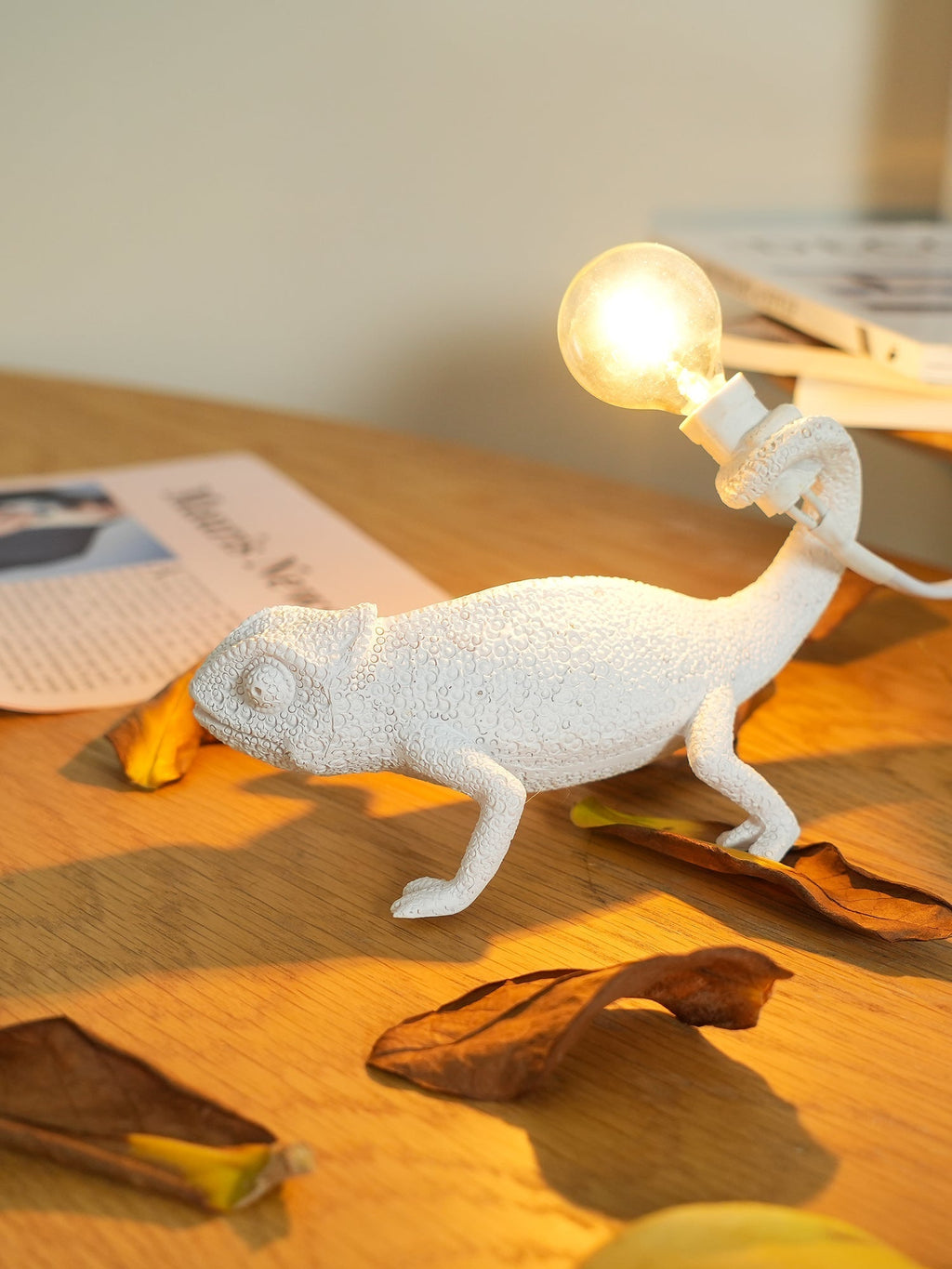 Avtoit | CamouGlow – Resin Table Lamp with Charming Chameleon Detail