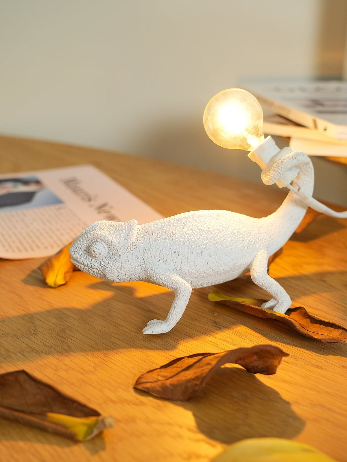 Avtoit | CamouGlow – Resin Table Lamp with Charming Chameleon Detail