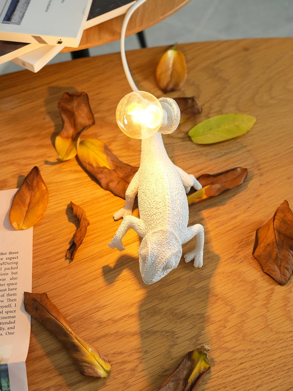 Avtoit | CamouGlow – Resin Table Lamp with Charming Chameleon Detail