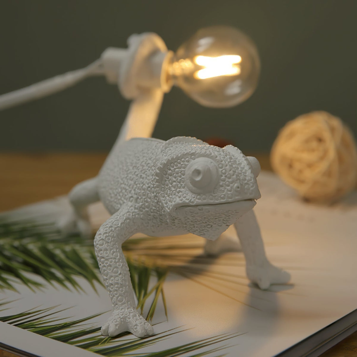 Avtoit | CamouGlow – Resin Table Lamp with Charming Chameleon Detail