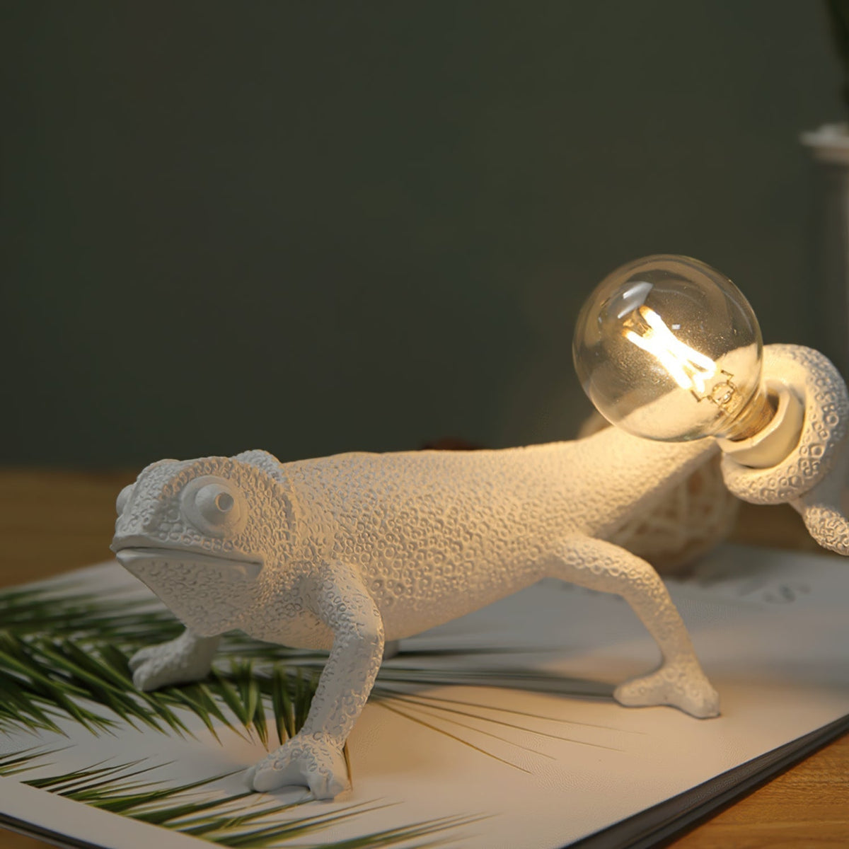 Avtoit | CamouGlow – Resin Table Lamp with Charming Chameleon Detail