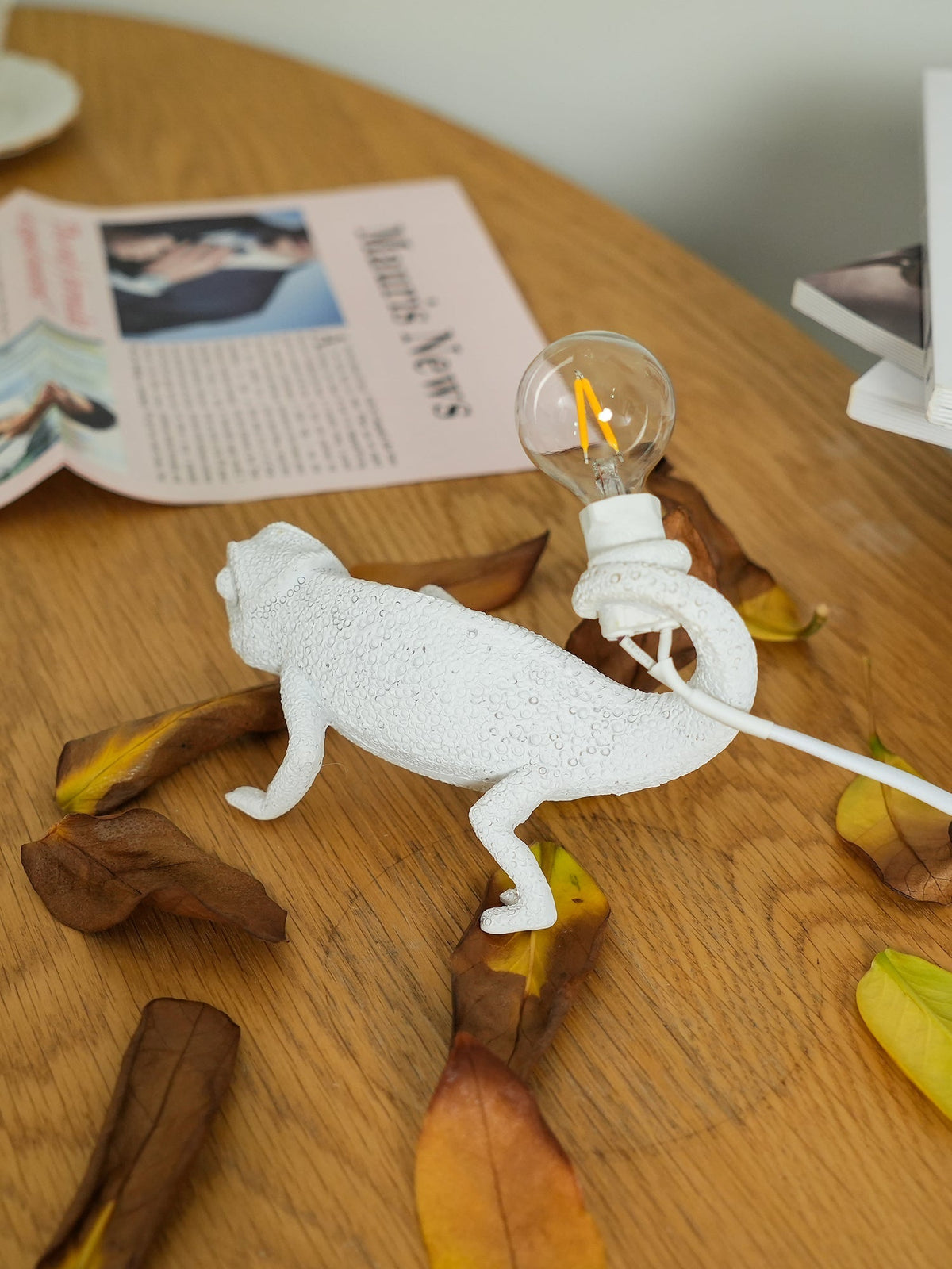 Avtoit | CamouGlow – Resin Table Lamp with Charming Chameleon Detail