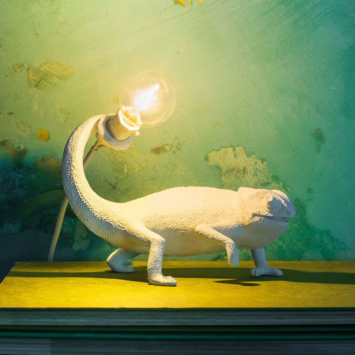 Avtoit | CamouGlow – Resin Table Lamp with Charming Chameleon Detail