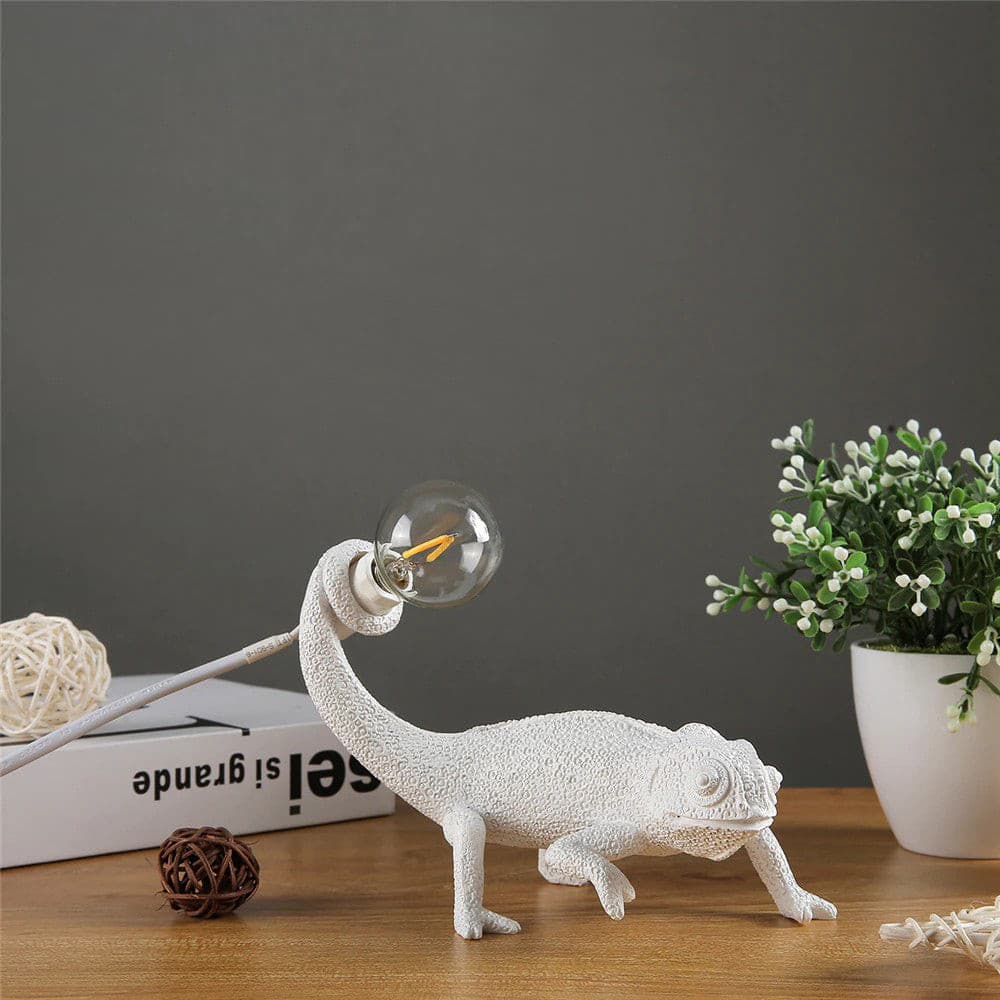 Avtoit | CamouGlow – Resin Table Lamp with Charming Chameleon Detail