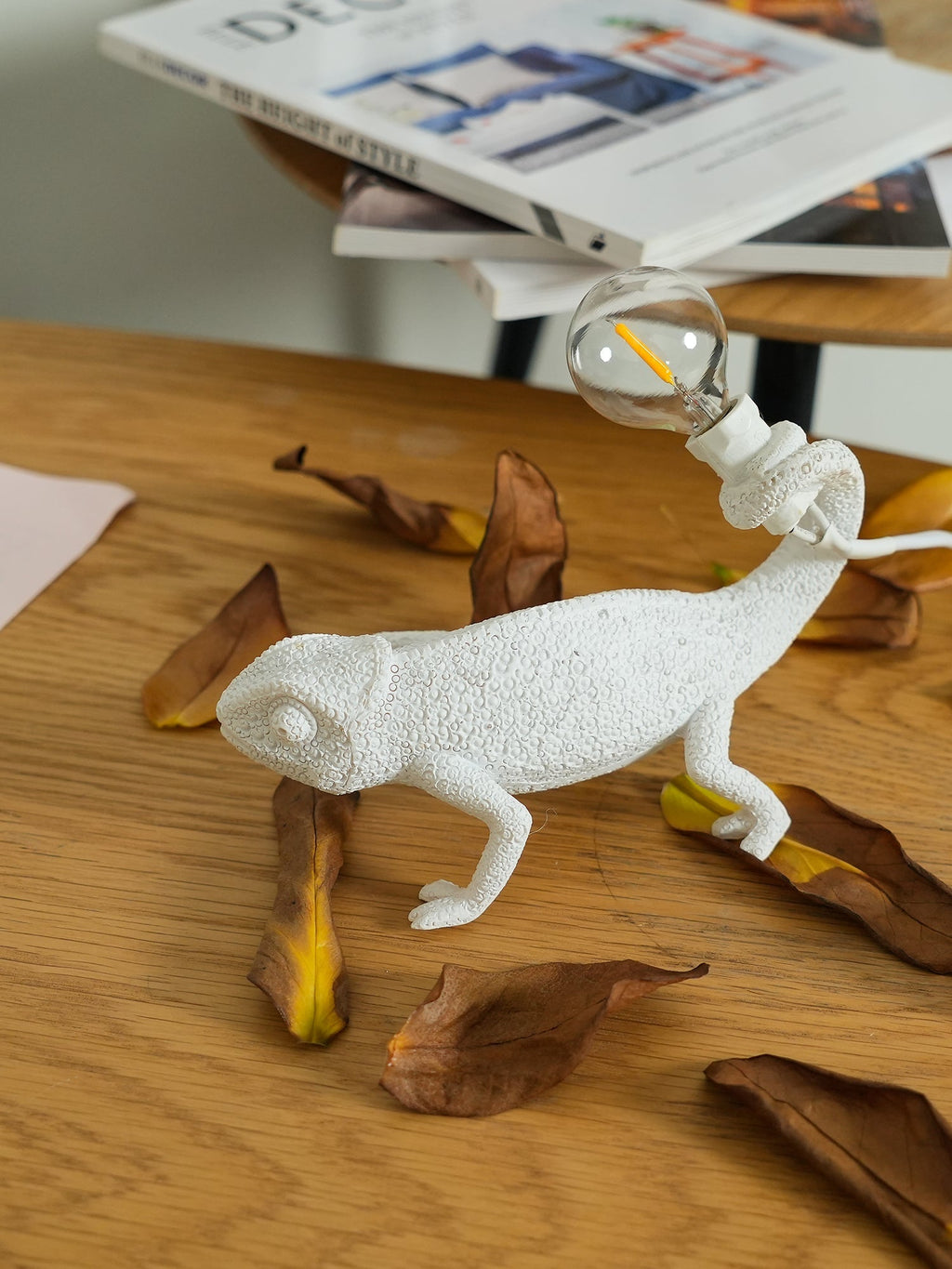 Avtoit | CamouGlow – Resin Table Lamp with Charming Chameleon Detail
