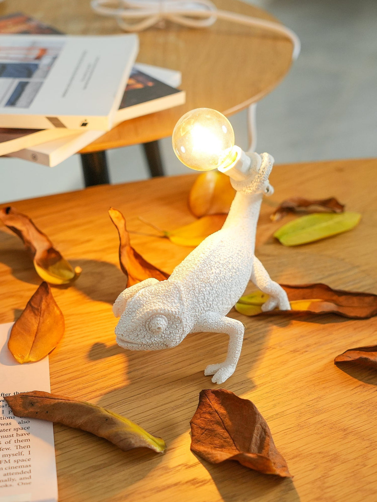 Avtoit | CamouGlow – Resin Table Lamp with Charming Chameleon Detail