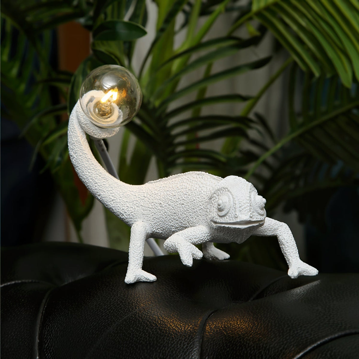 Avtoit | CamouGlow – Resin Table Lamp with Charming Chameleon Detail