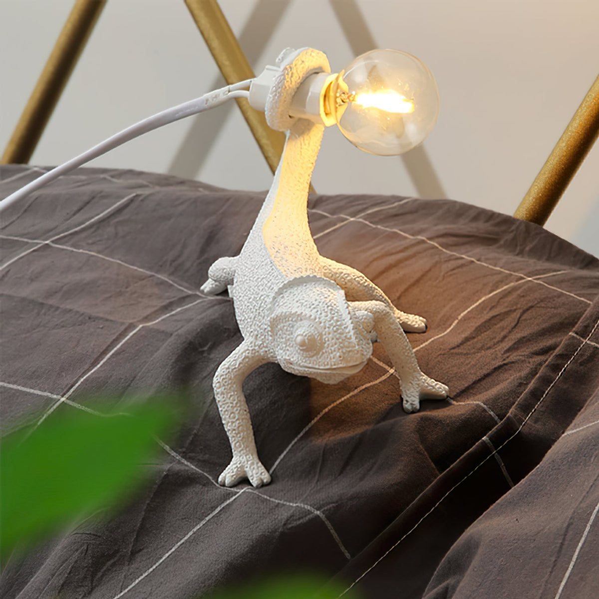 Avtoit | CamouGlow – Resin Table Lamp with Charming Chameleon Detail