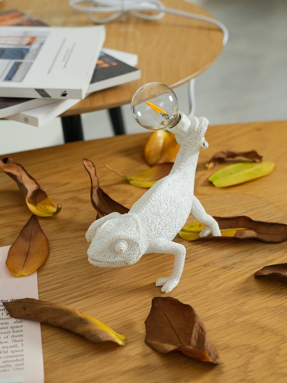 Avtoit | CamouGlow – Resin Table Lamp with Charming Chameleon Detail