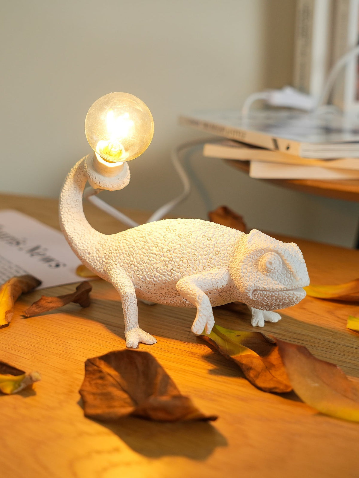 Avtoit | CamouGlow – Resin Table Lamp with Charming Chameleon Detail
