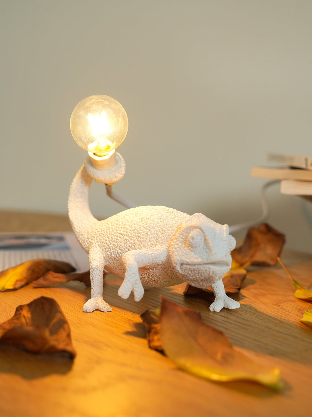 Avtoit | CamouGlow – Resin Table Lamp with Charming Chameleon Detail