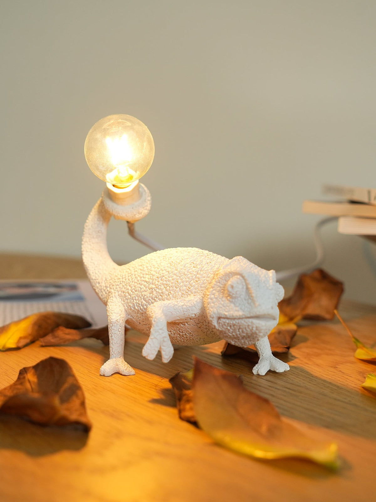 Avtoit | CamouGlow – Resin Table Lamp with Charming Chameleon Detail