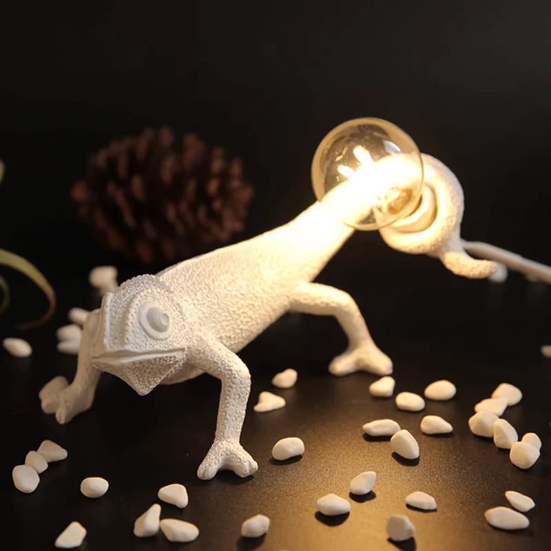Avtoit | CamouGlow – Resin Table Lamp with Charming Chameleon Detail