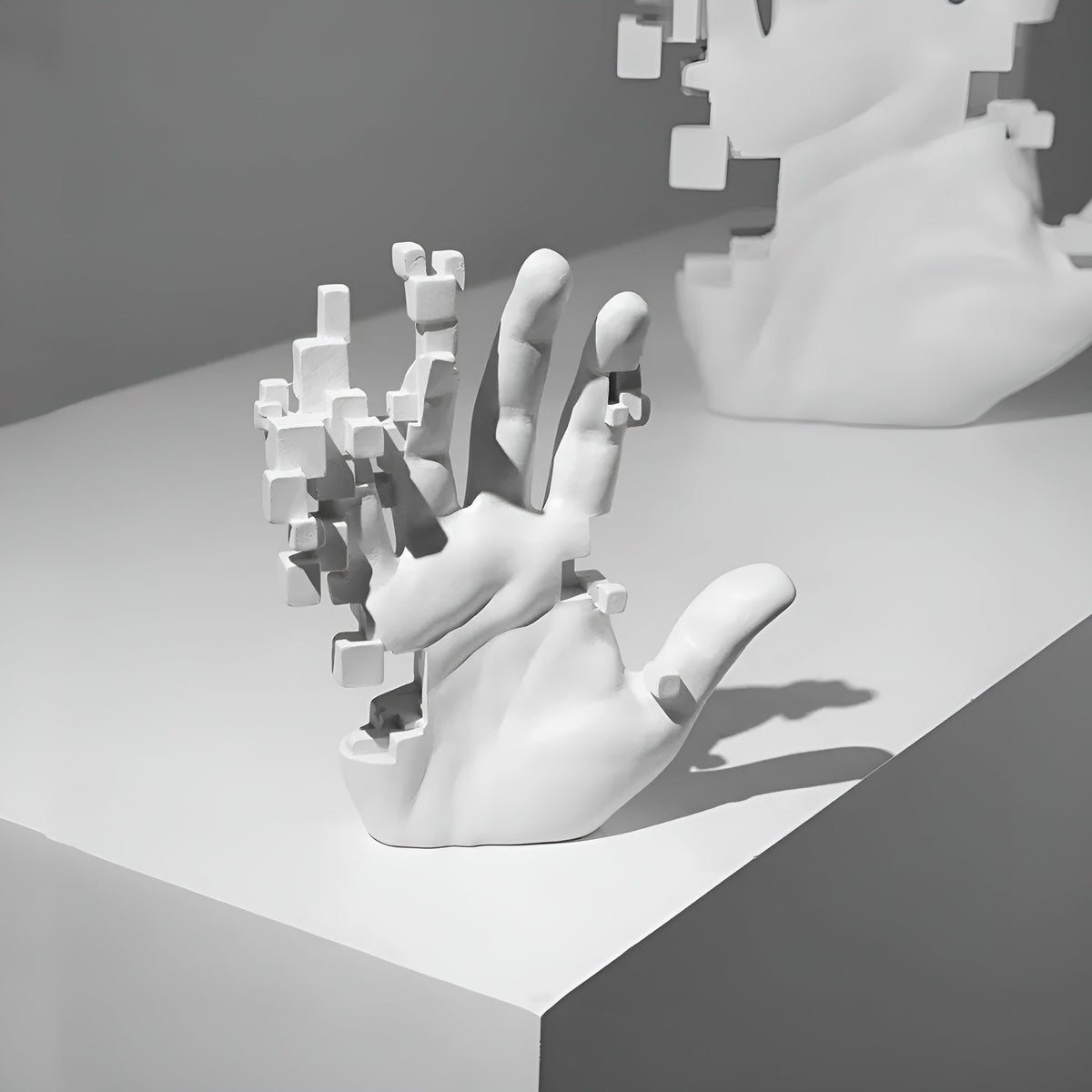 Avtoit | Mosaic-Hand Statue made of Resin – Abstract Palm Figure