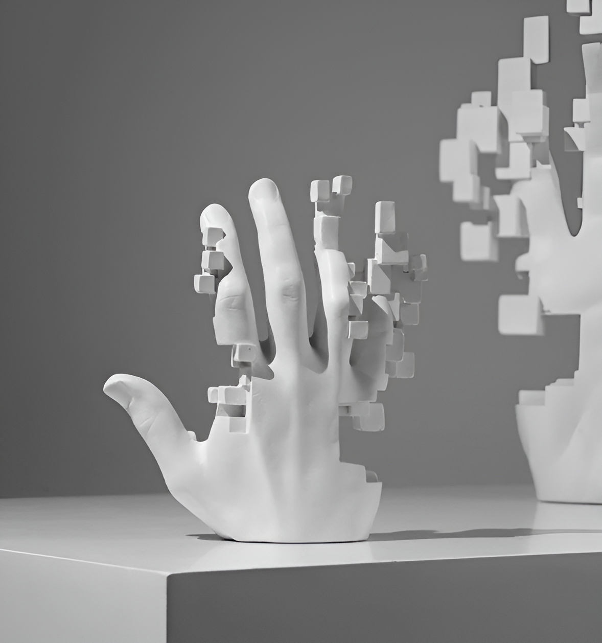 Avtoit | Mosaic-Hand Statue made of Resin – Abstract Palm Figure