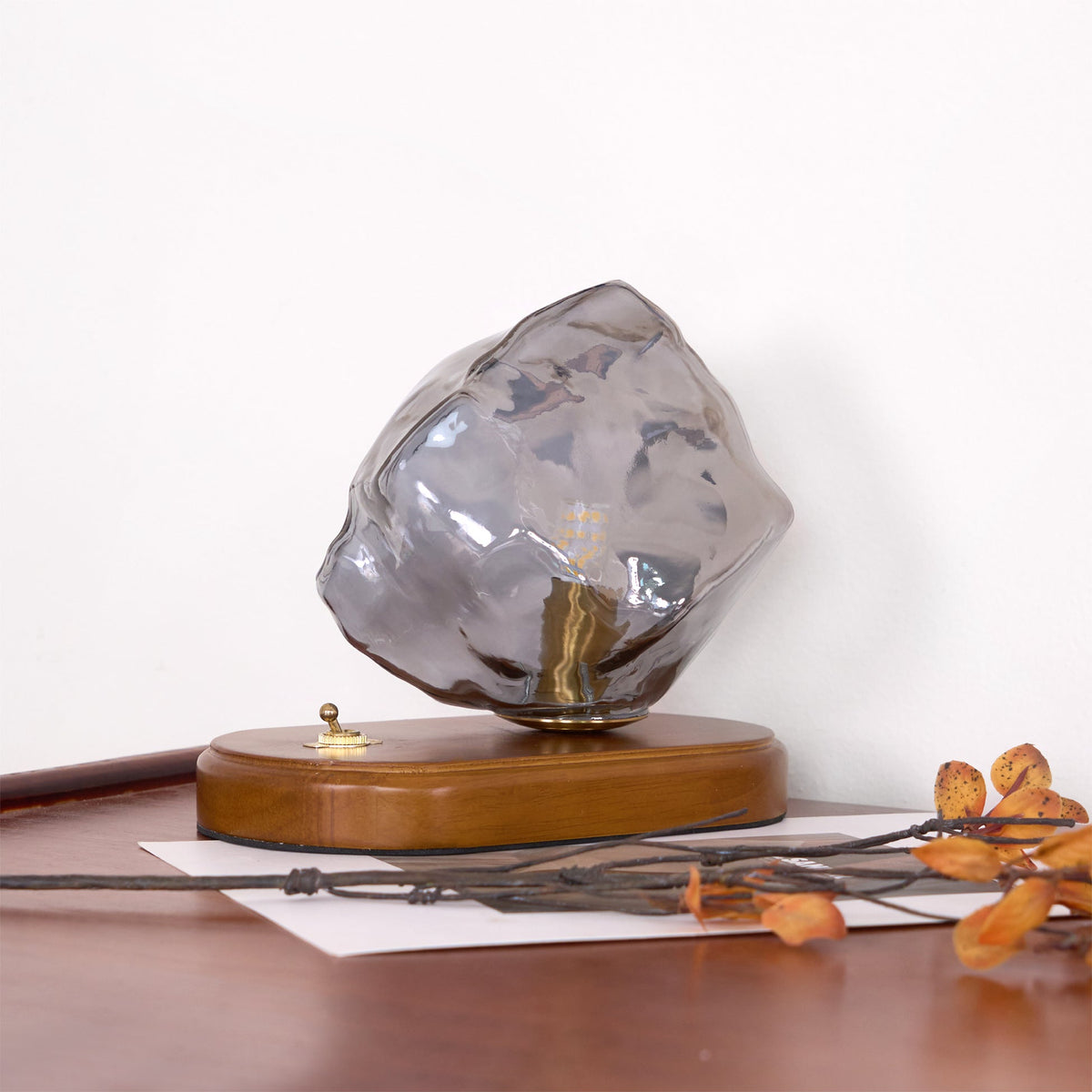 Avtoit | RusticLume – Amber Glass and Wooden Table Lamp