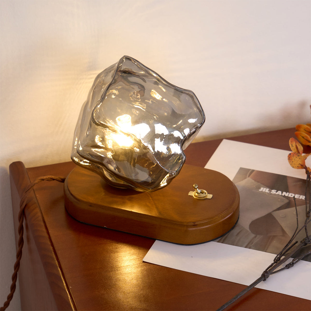 Avtoit | RusticLume – Amber Glass and Wooden Table Lamp