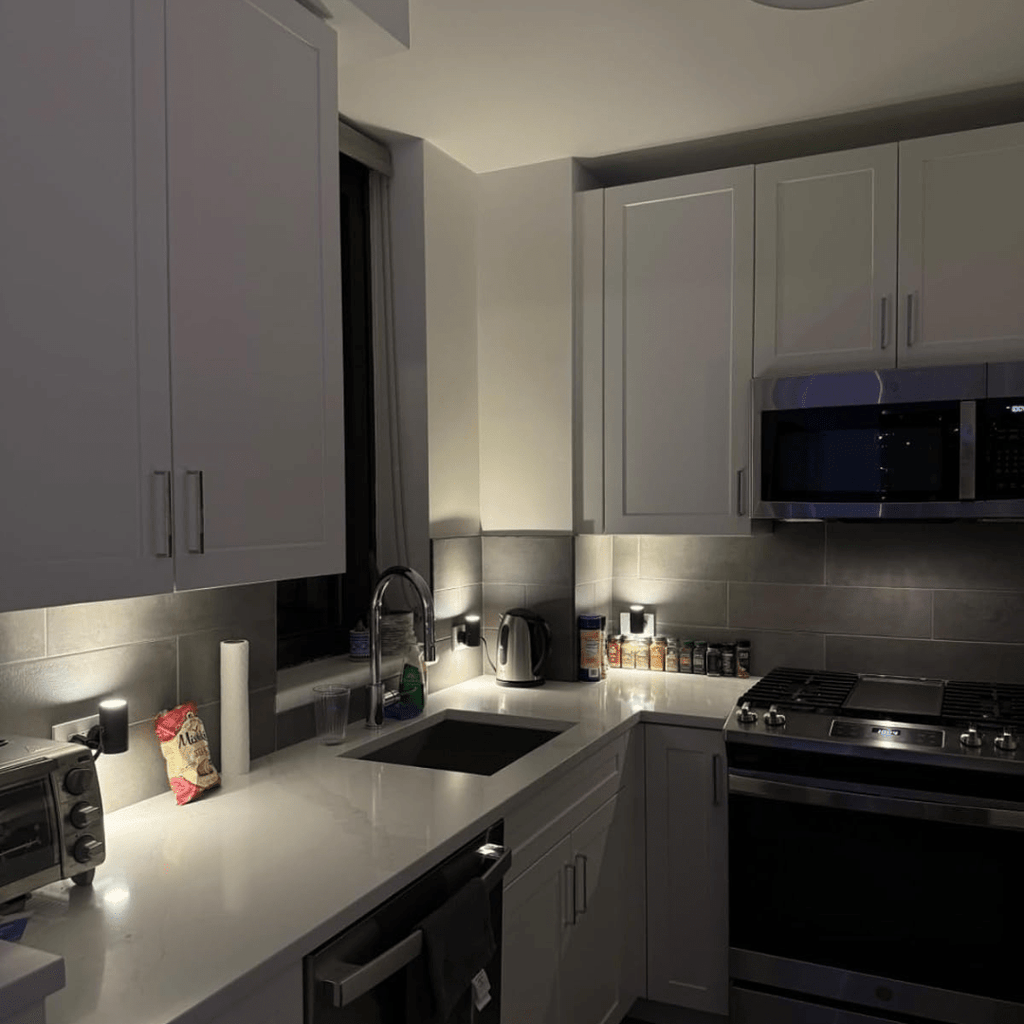 Avtoit | Alova LED Plug-In Wall Light – Dimmable Sensor Lamp for Hallways, Stairs & Bedrooms