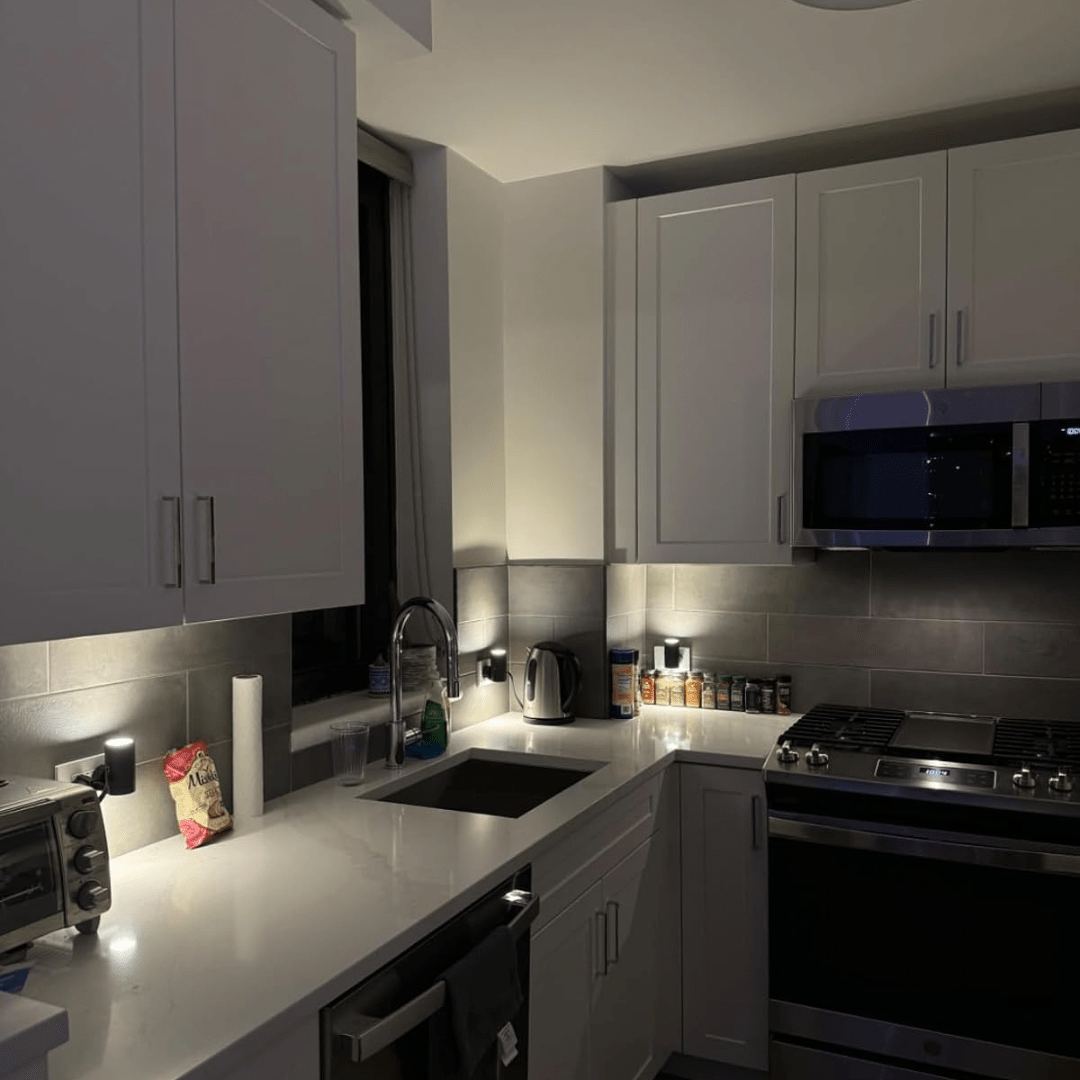 Avtoit | Alova LED Plug-In Wall Light – Dimmable Sensor Lamp for Hallways, Stairs & Bedrooms