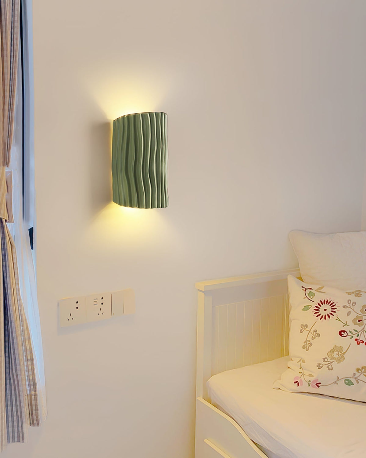 Avtoit | NordicLuxe – Resin Wall Light with Warm and Inviting Glow