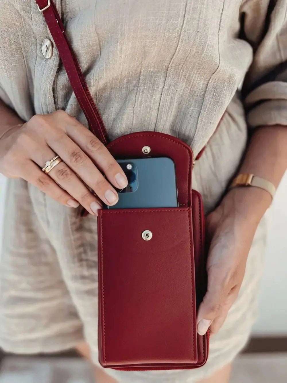 Avtoit | Practical Clutch Wallet with Shoulder Strap – Removable & Versatile to Wear