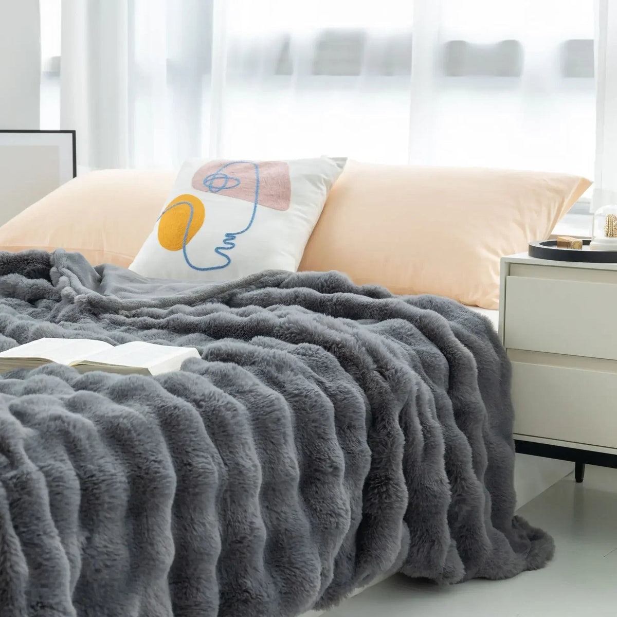 Avtoit | FurLuxe | Reversible Faux Fur Blanket