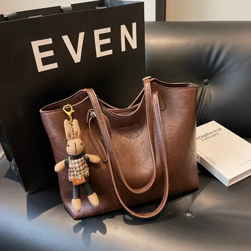 Avtoit | Mirella | Classic Women’s Shopper Bag with Charm – Elegant, Spacious & Timeless