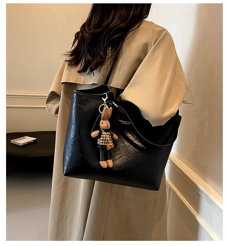 Avtoit | Mirella | Classic Women’s Shopper Bag with Charm – Elegant, Spacious & Timeless