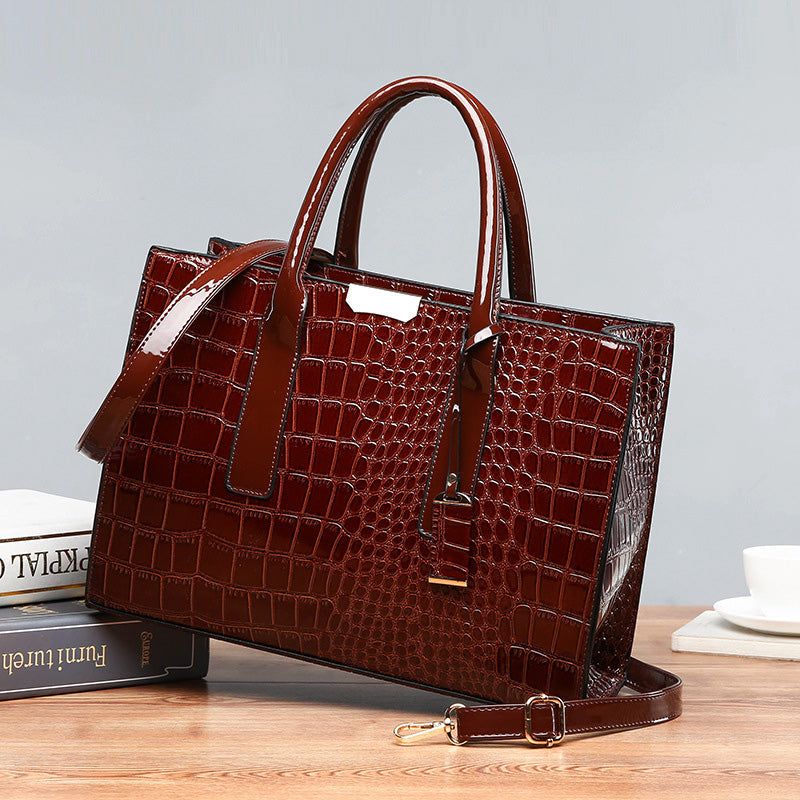 Avtoit | Bag with crocodile embossing.
