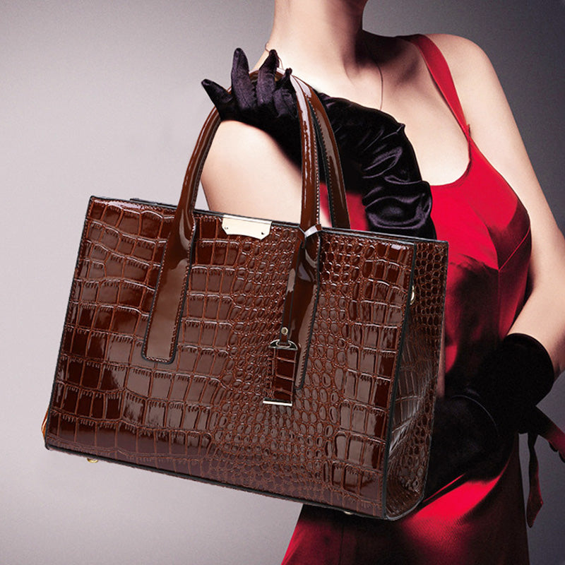 Avtoit | Bag with crocodile embossing.