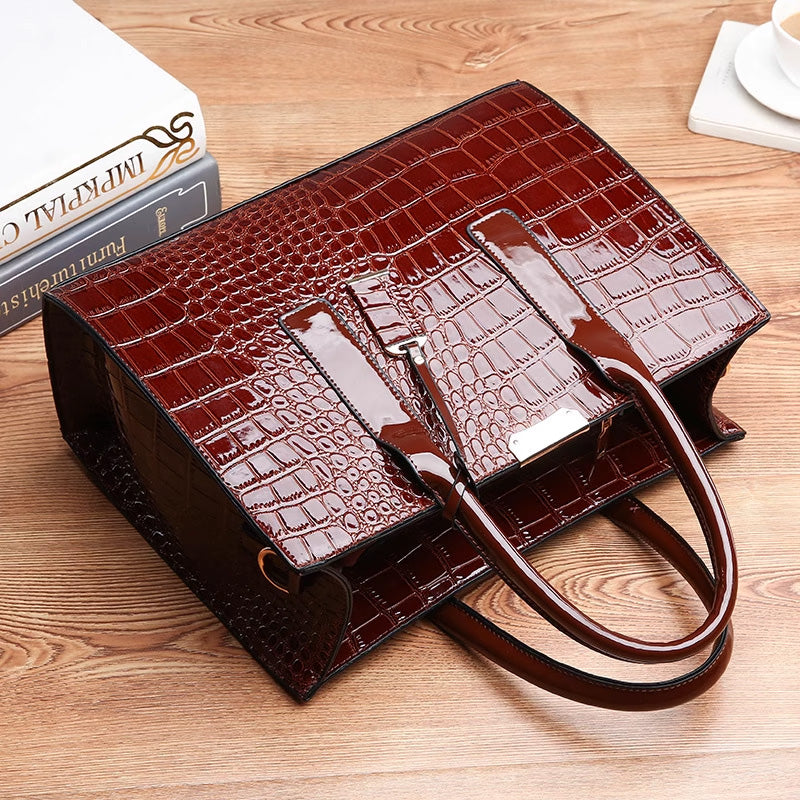 Avtoit | Bag with crocodile embossing.