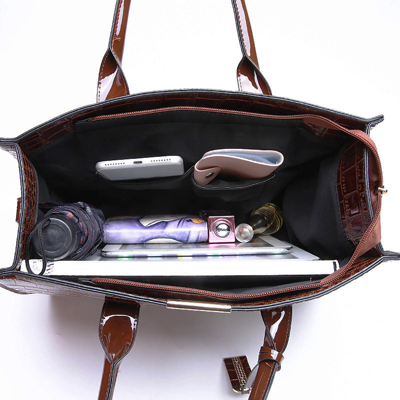 Avtoit | Bag with crocodile embossing.