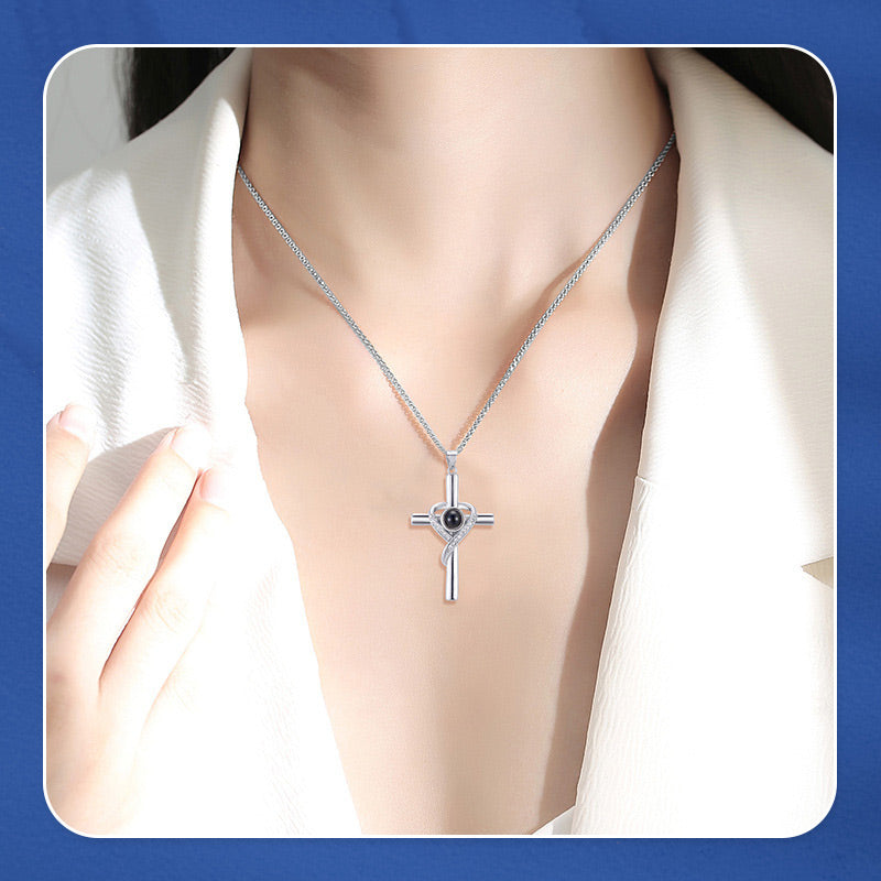 Avtoit | Cross necklace with "I love you" projection in 100 languages