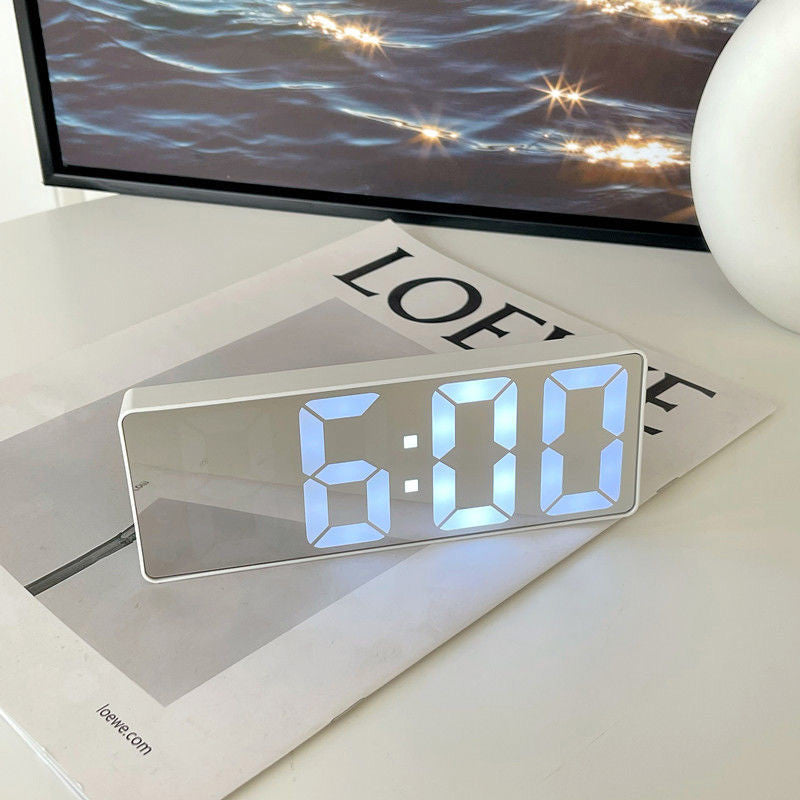 Avtoit | Modern, digital, mechanical vintage watch with internal gear drive
