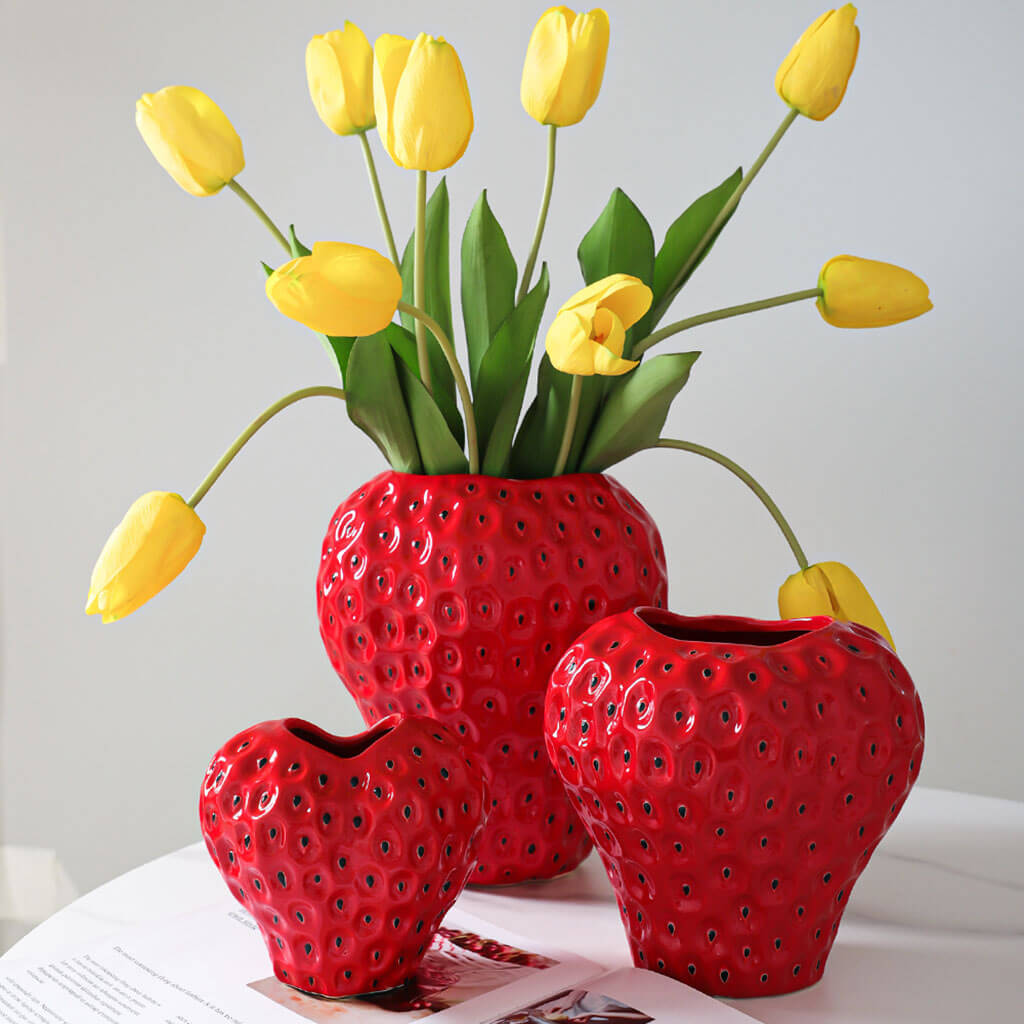 Avtoit | Strawberry-structured ceramic vase