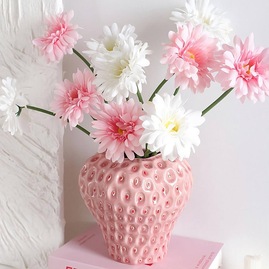Avtoit | Strawberry-structured ceramic vase