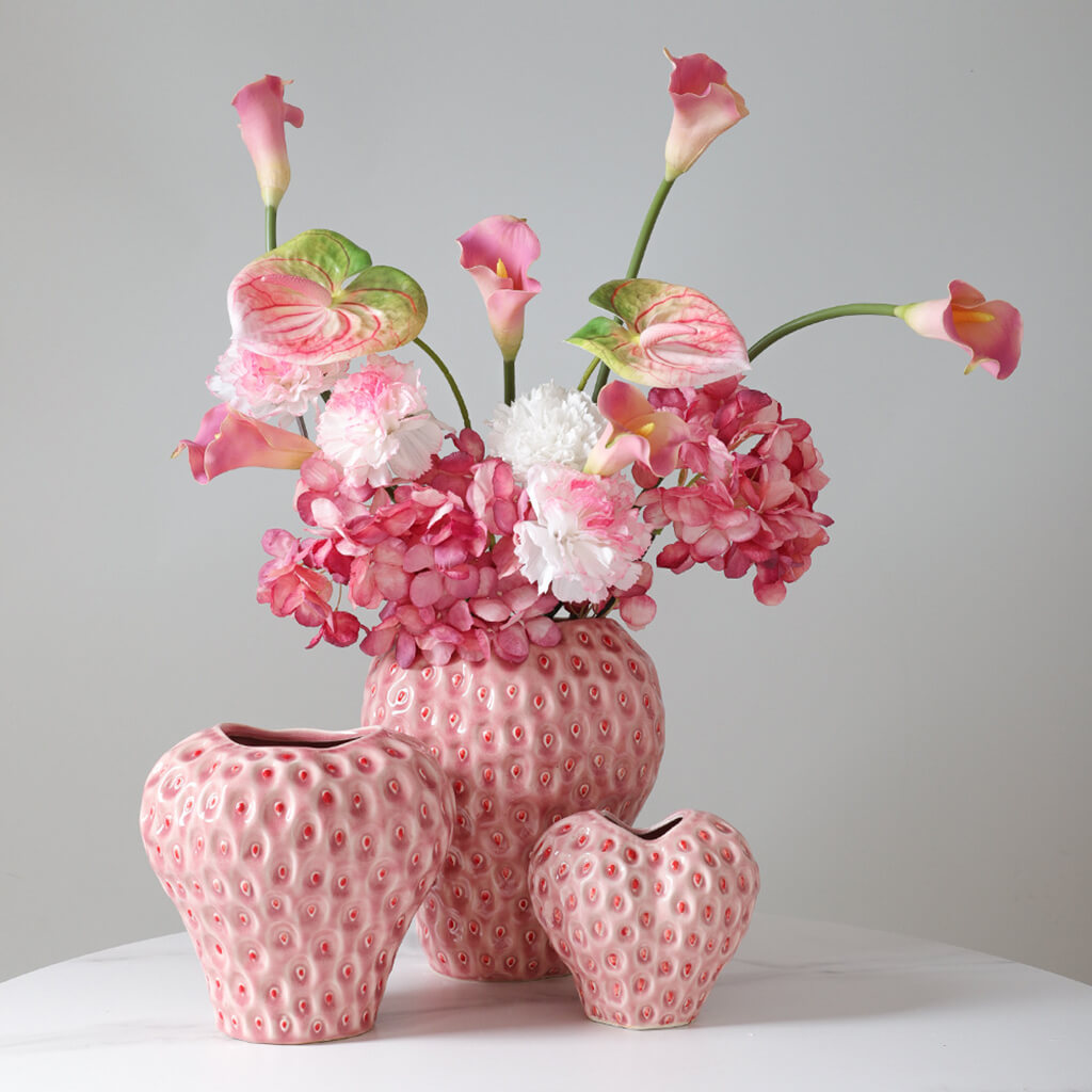 Avtoit | Strawberry-structured ceramic vase