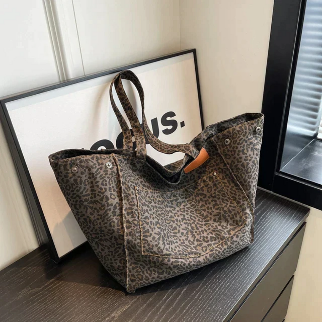 Avtoit | Stylish Handbag with Leopard Print - WildElegance