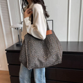 Avtoit | Stylish Handbag with Leopard Print - WildElegance